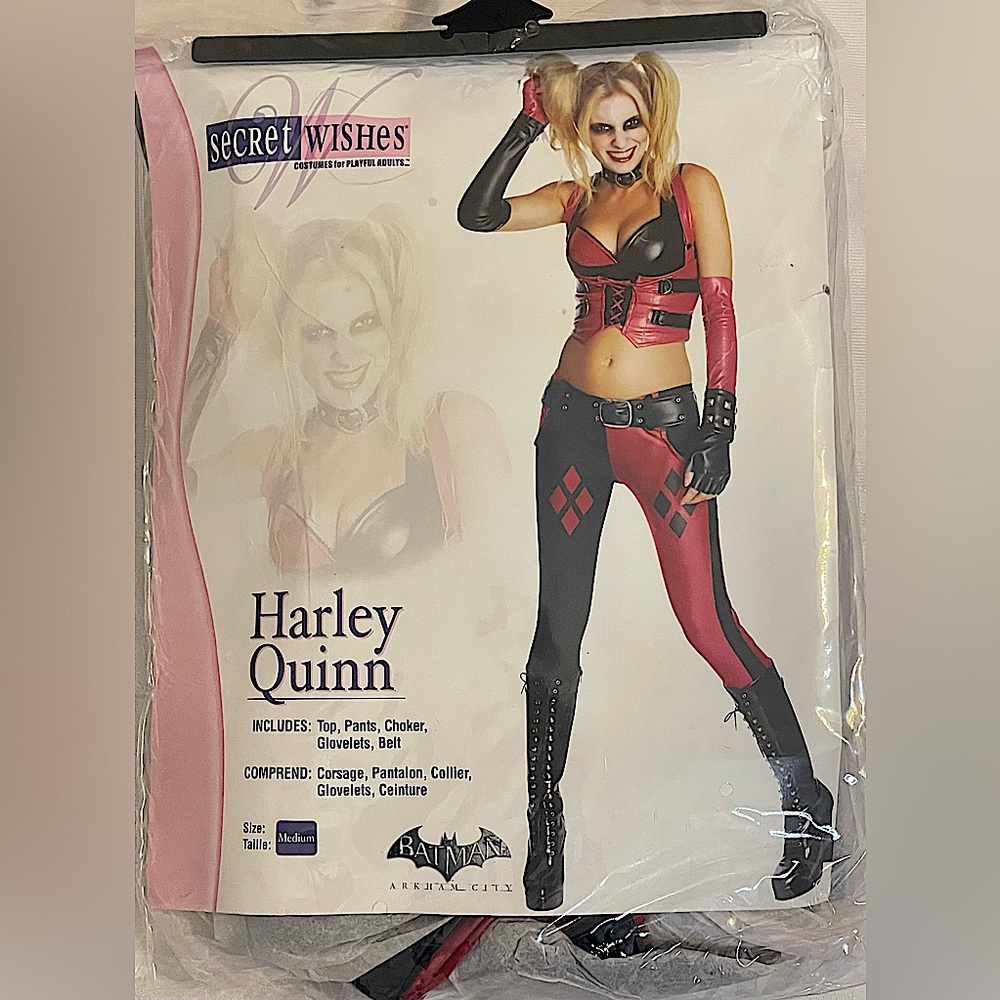 Harley’s outfit from Batman Arkham City
Official DC Comics includes wig size M